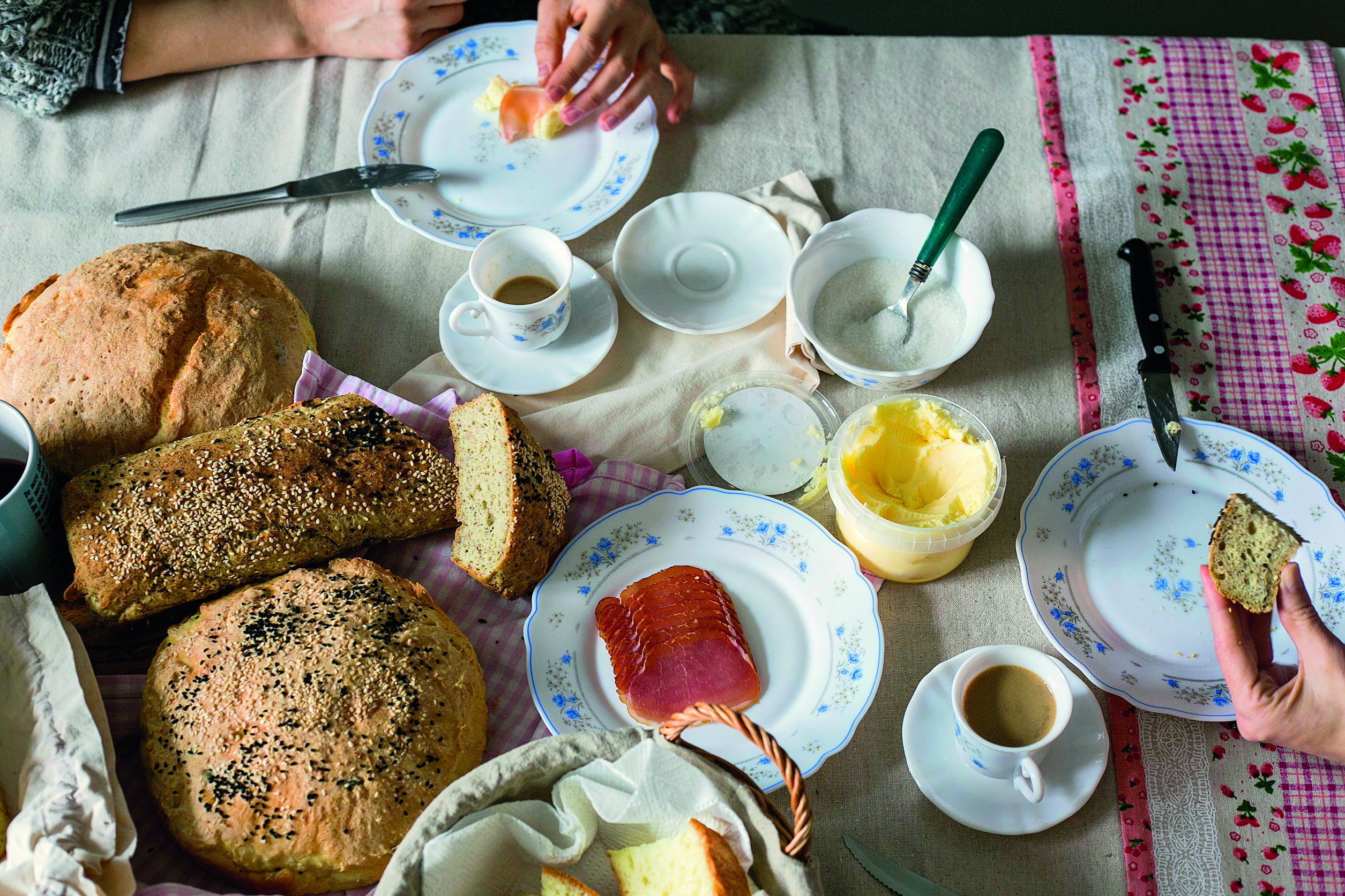 Zagreb, 100215.
Katarina Komarica voditeljica Jupiter promocija posvetila se novom poslu, pecenju bezglutenskog kruha za restorane i ducane. Katarina vec godina boluje od celijaklije i trazila je svoj savrseni kruh bez glutena. 
Prvi od restorana koji je prepoznao Katarinin kruh je Mali bar Ane Ugarkovic u Vlaskoj i ducan s domacim proizvodima na Britanskom trgu Kaseta & Kosara. Trenutno proizvodi 5 vrsta kruha kojima je baza rizino i kukuruzno brasno.
Foto: Berislava Picek / CROPIX