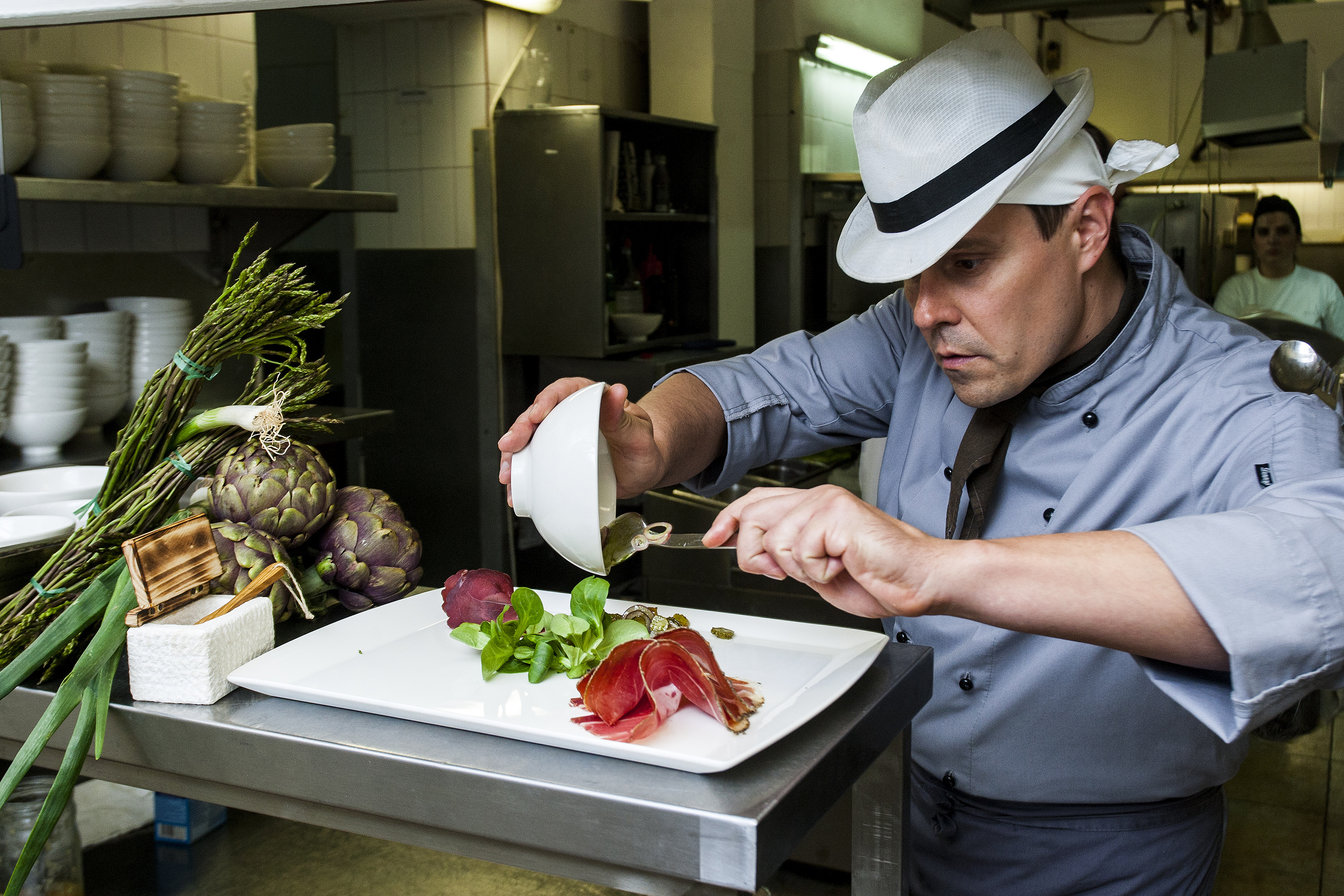Zagreb, 160415.
Teslina.
Restoran Vinodol, kuhar i priprema hrane.
Na fotografiji: chef Marijo Cepek priprema hladne plate za dvoje.
Foto: Tomislav Kristo / CROPIX