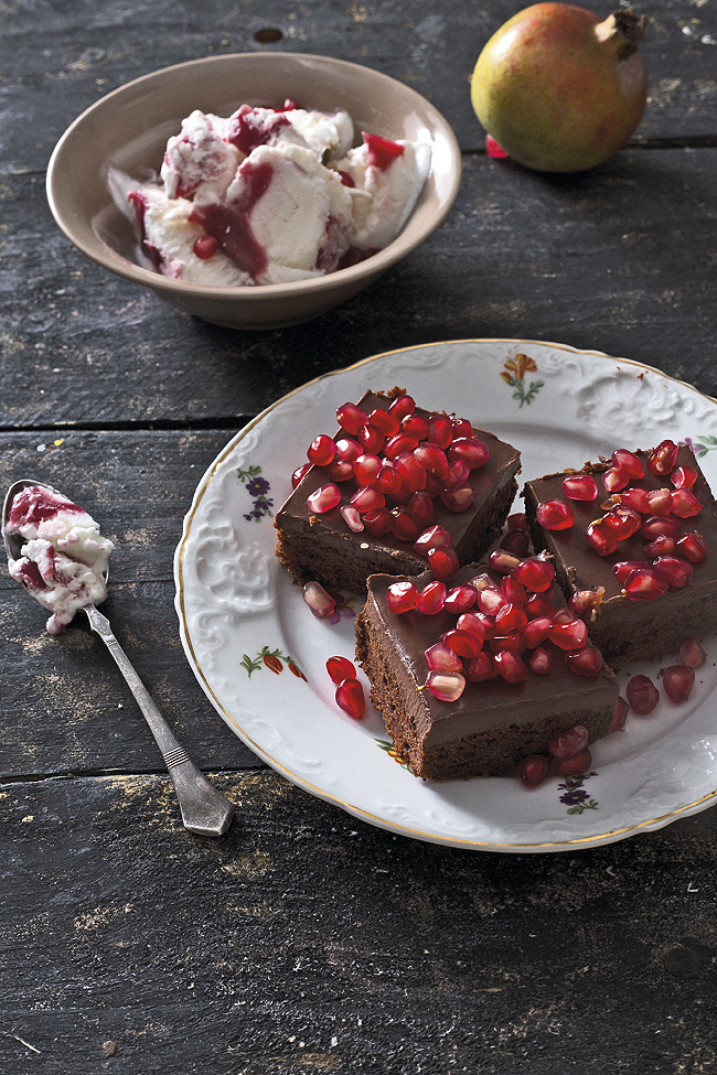 Zagreb, 291014.
Jela sa narom osmislila je i skuhala Matea Domitrovic, urednica u magazinu  Dobra hrana zajedno sa Vanom Babic, urednicom weba dobrahrana.hr.
Jela su zimska salata sa naracom, matovilcem i narom, musaka, bruskete sa zapecenim sirom i narom, tjestenina s avokadom i narom, riza na mlijeku sa vanilijom i narom, piletina u pikantnom umaku sa narom, kuskus slanutak i nar i cokoladni kolac s narom.
Foto: Berislava Picek / CROPIX