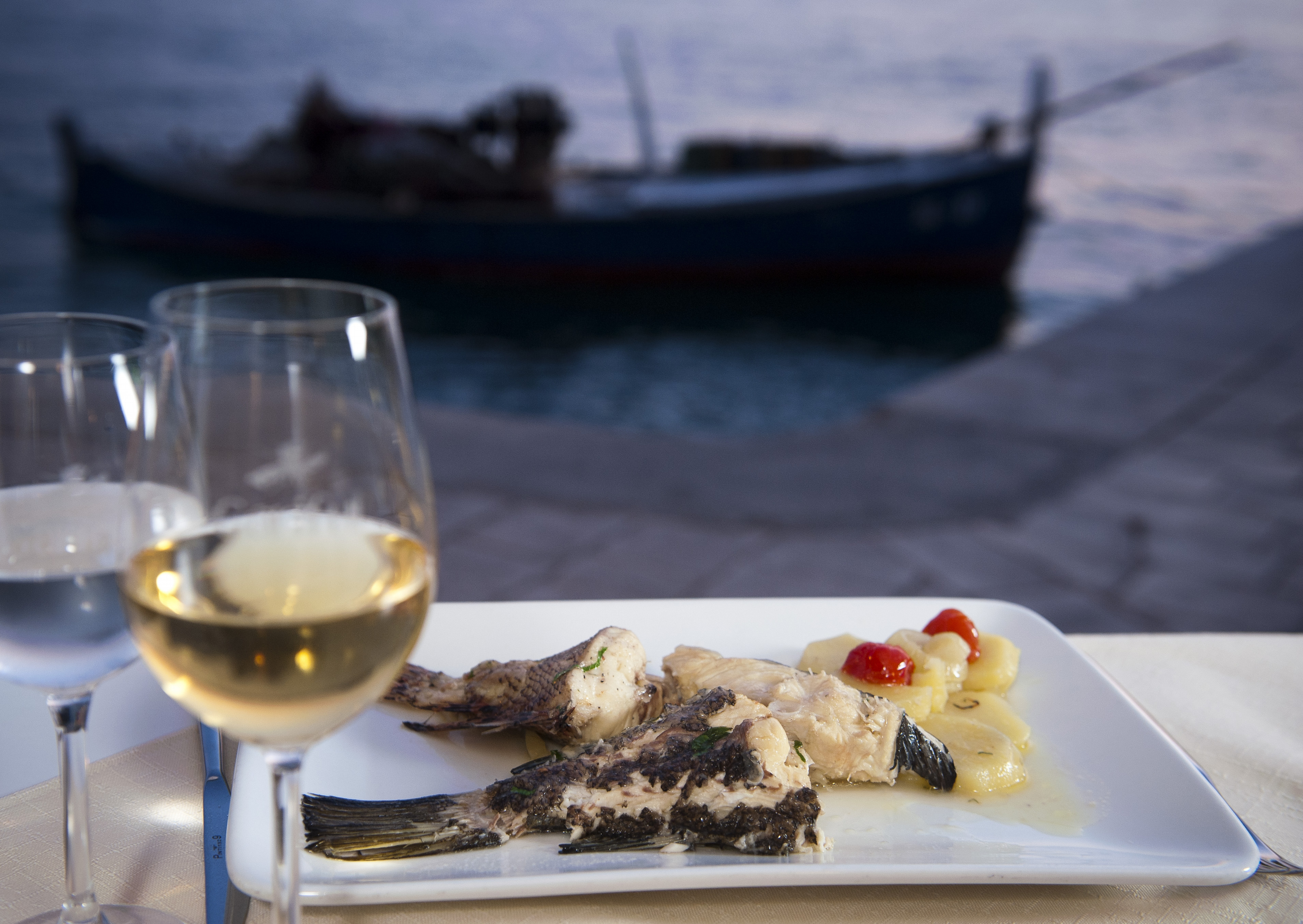 Hvar, otok Hvar, 180413.
Restoran Gariful.
Reportaza o pripremanju tradicionalnog jela Hvarska gregada u restoranu Gariful u Hvaru.
Na fotografiji: hvarska gregada od skrpine, kavale i ugora sa leutom Gade u pozadini.
Foto: Tom Dubravec / CROPIX