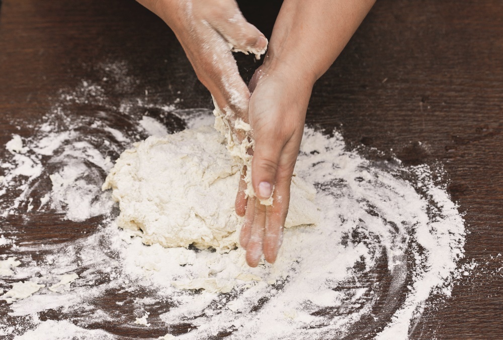 Zamijesite glatko tijesto s prstohvatom soli i malo ulja.