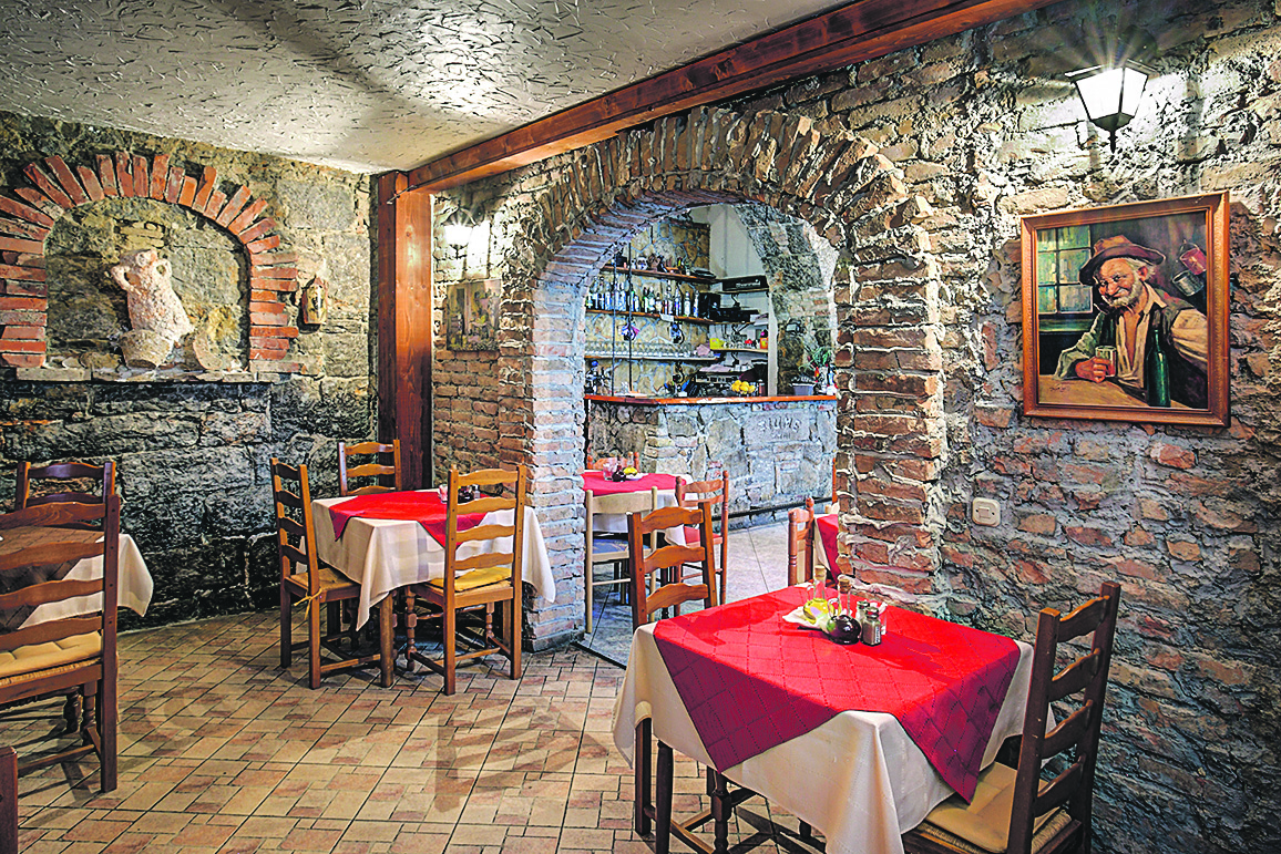 Rijeka, 081015.
Buffet Fiume, na adresi V. Lisinski 12 na rijeckoj trznici.
Na fotografiji: interijer.
Foto: Davor Zunic / CROPIX