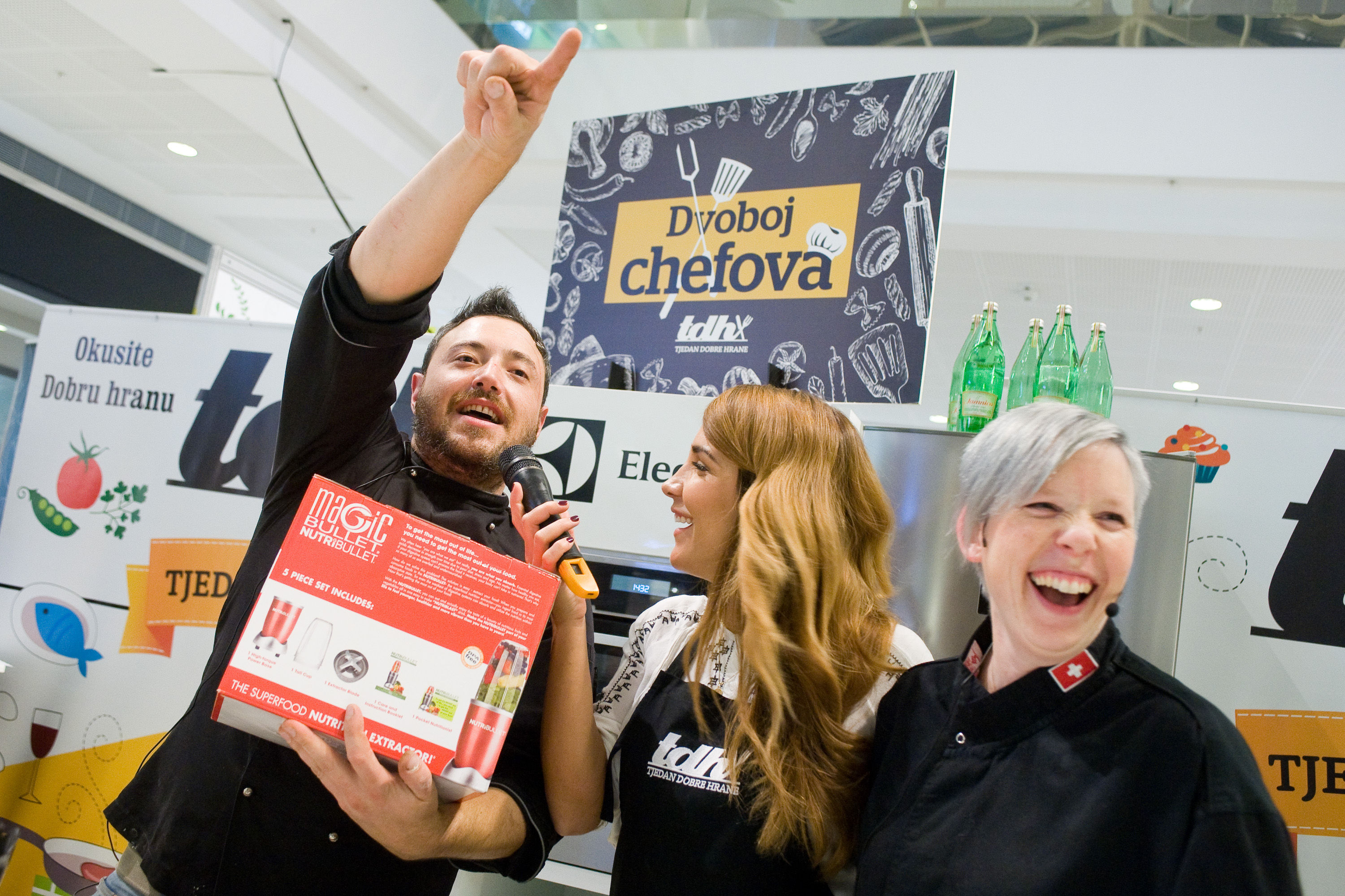 Zagreb, 071115.
Slavonska avenija.
U City centru One east odrzava se Tjedan dobre hrane na kojem izlazu mnogi proizvodjaci dobre i kvalitetne hrane, a paralelno s prezentacijom i prodajom odrzavaju se i radionice kuhanja.
Na fotografiji: dvoboj chefova u tzv. paklenoj kuhinji izmedju Priske Thuring chefa restorana Dubravkin put i Gregoria Manuccia zavrsio je Gregorijevom pobjedom.
Foto: Darko Tomas / CROPIX