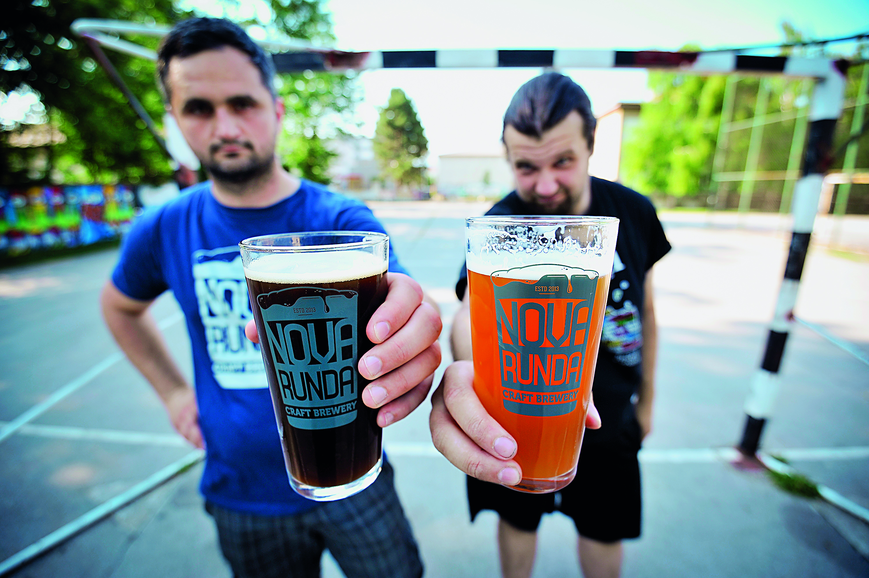 Zagreb, 120615.
Vlasnici craft pivovare Nova runda Marko Filipin i Miroslav Suvak, fotografirani u kaficu Iks u drustvu ljudi koji su financirali njihovu pivovaru.
Foto: Boris Kovacev / CROPIX