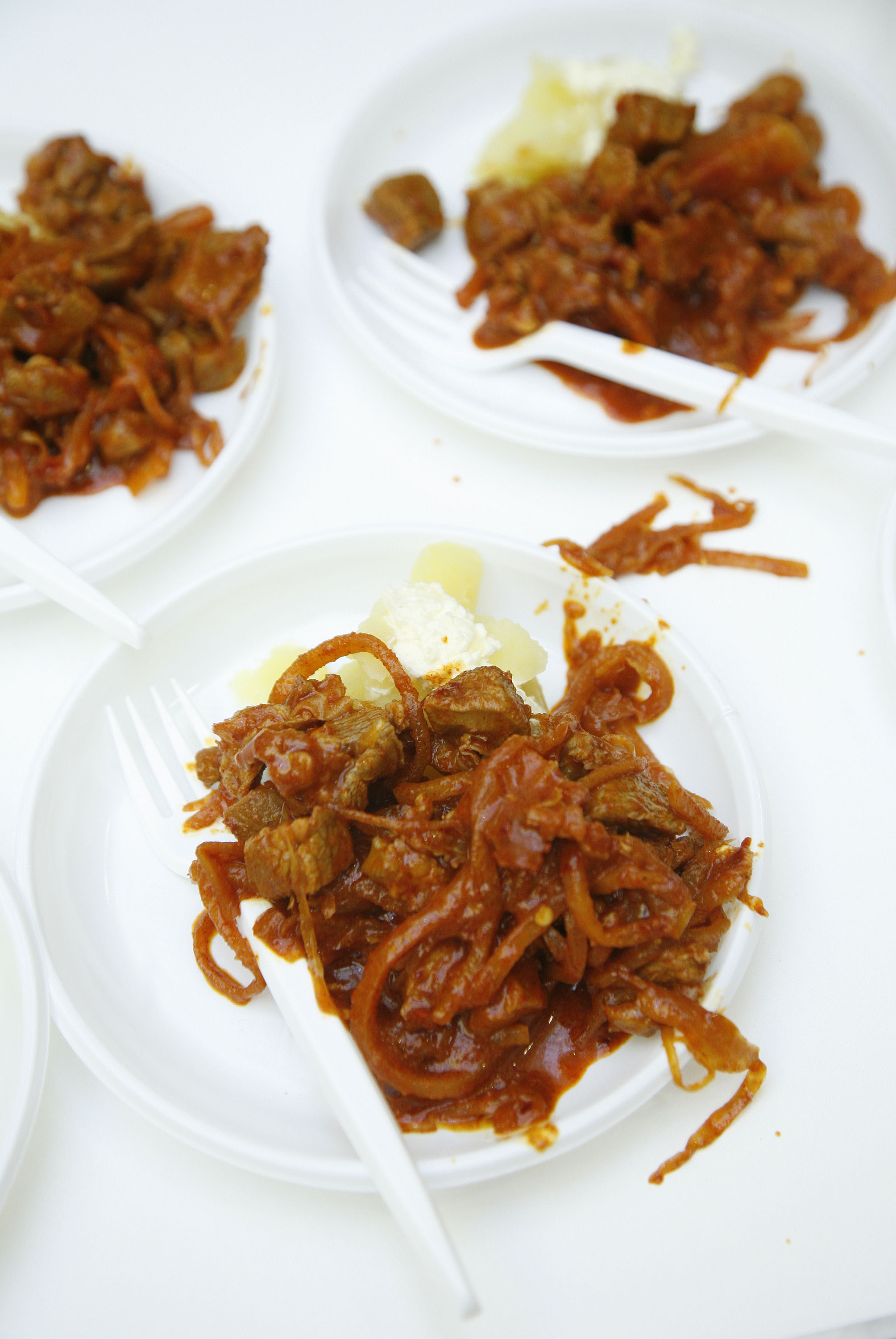 Zagreb, 141115.?U City Centru one West odrzava se Tjedan Dobre hrane na kojem izlazu mnogi proizvodjaci, a paralelno s prezentacijom i prodajom odrzavaju se i radionice kuhanja.
Na fotografiji: jelo Christiana Misirace i Renea Bakalovica.
Foto: Biljana Gaurina / CROPIX