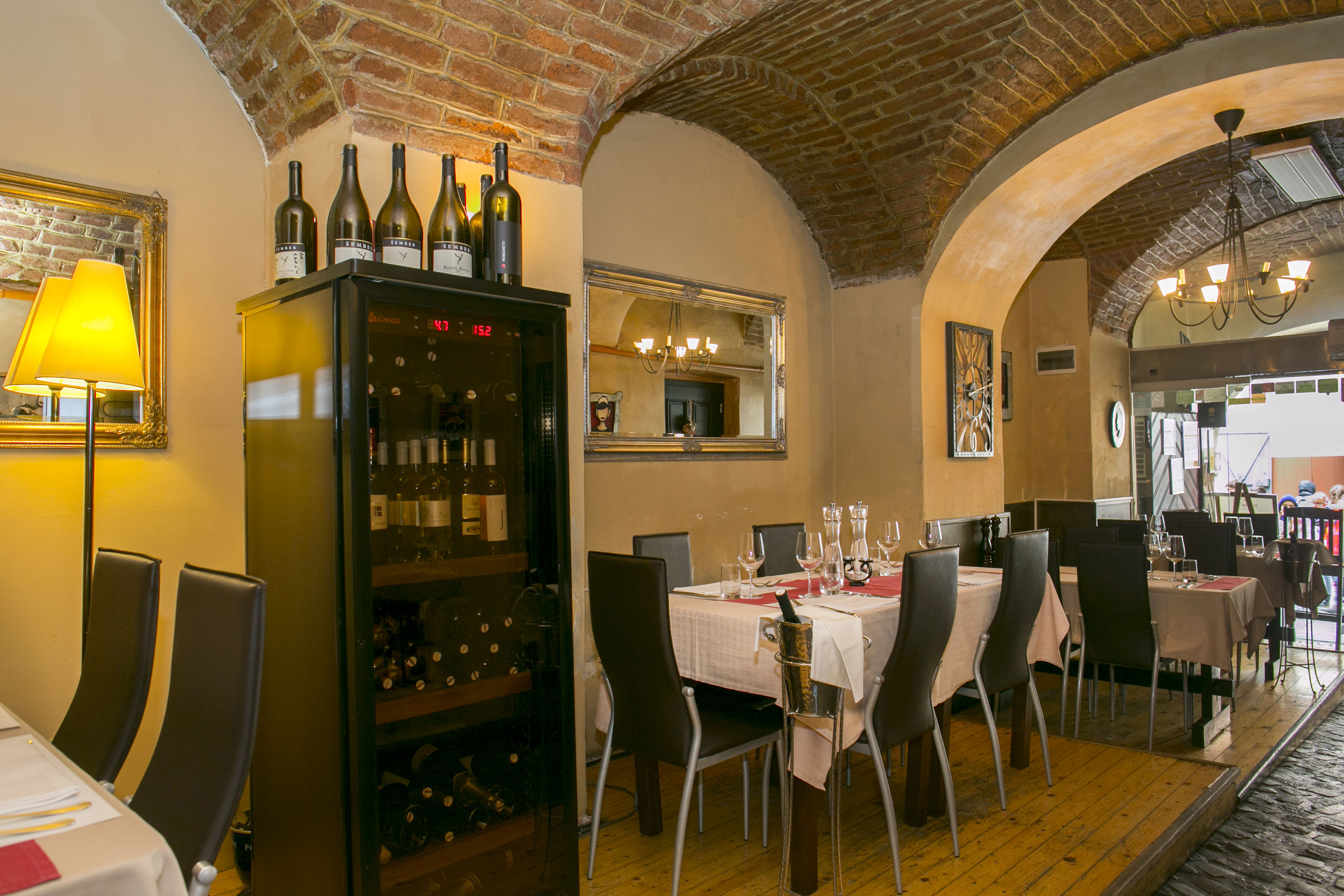 Zagreb, 221015.
Restoran Trilogija na Gornjem gradu s zanimljivom ponudom sezonskih jela i odlicnom ponudom vina.
Na fotografiji: Interijer restorana
Foto: Berislava Picek / CROPIX