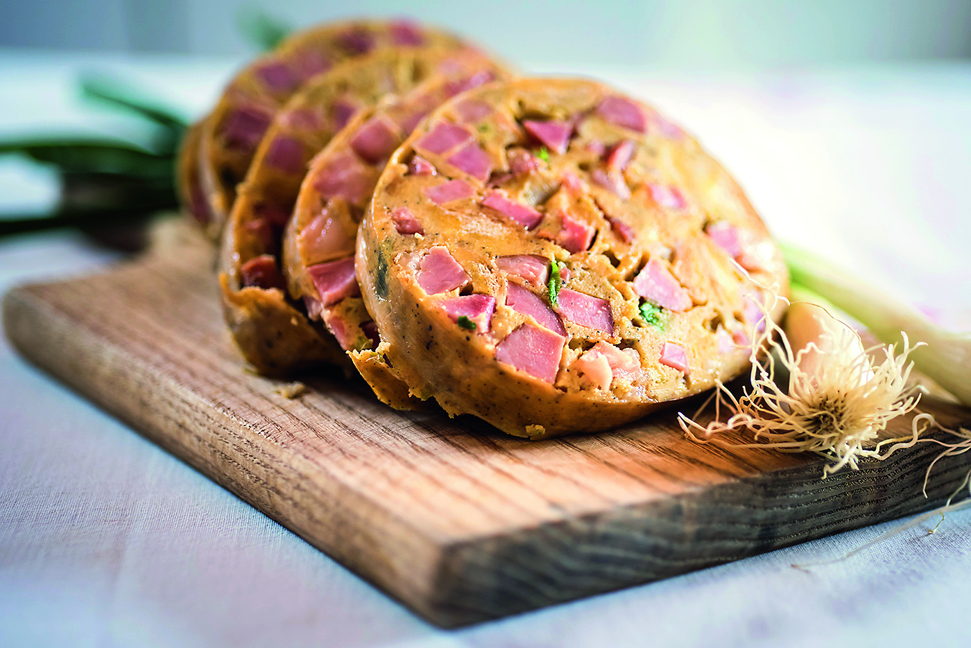 Delnice, 240216.
Priprema Goranskog nadjeva, tradicionalnog jela Gorskog kotara koje se jede za Uskrs.
Foto: Neja Markicevic / CROPIX