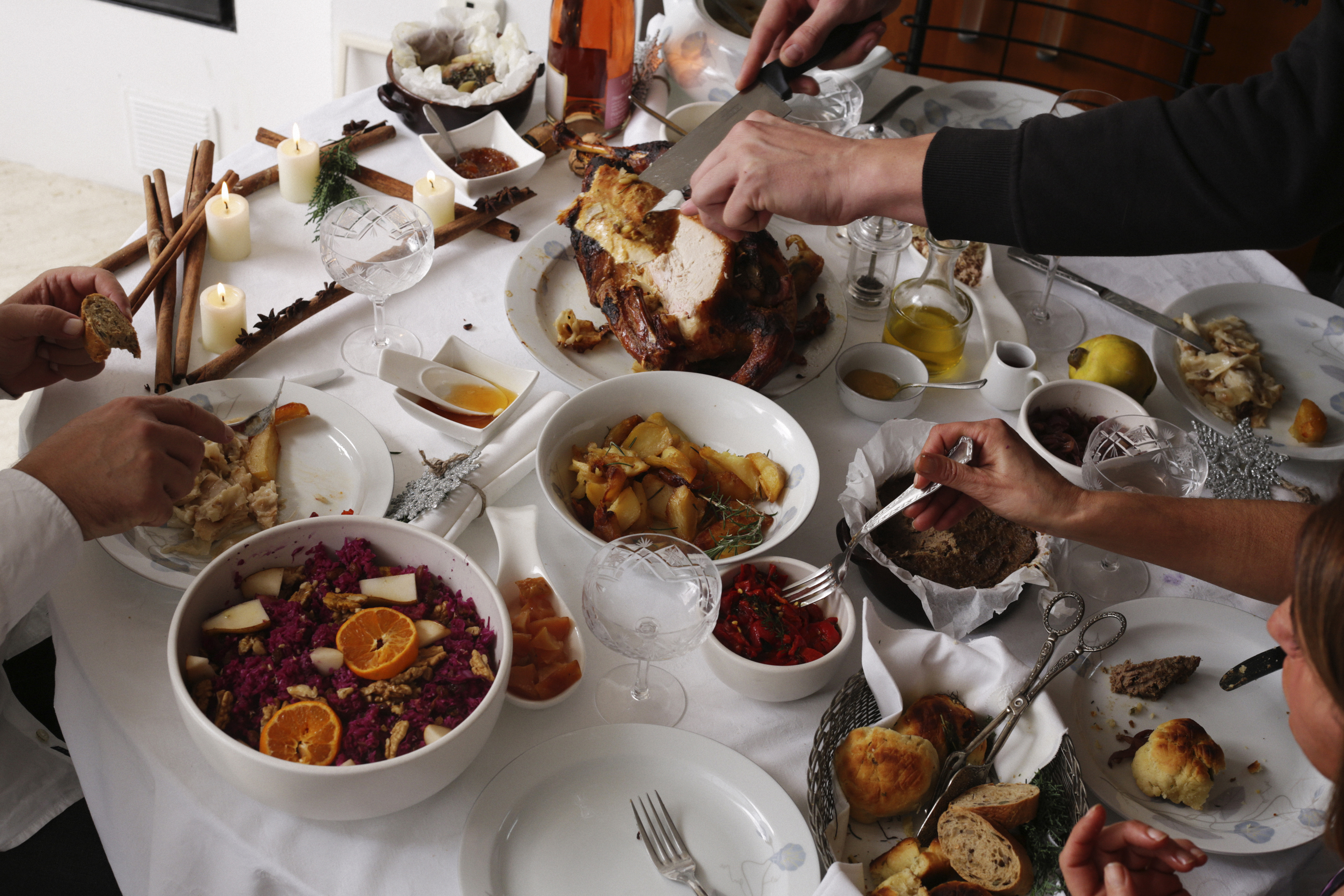 Opatija, 241114.
Tradicionalan Bozic u obitelji Vane Babic, urednice weba Dobra hrana koji zajedno pripremaju ona, njena mama i baka. Napravile su jela koja su savrseni spoj tri generacije: tradicionalna purica koju je spremila baka sa mlincima i krumpirom s ruzmarinom. Marmelada od luka i jetrena pasteta koju je spremila mama, kao i neobicnu slalatu od crvenok zelja s kruskom i orasima. Vana je pripremila umake za puricu i male kruscice zacinjene mediteranskim biljem.
Zajedno sa mamom je napravila savrsenu krostatu od dunja.
Tri generacije koje su se u kuhinji lijepo nadogradile.
Foto: Berislava Picek / CROPIX