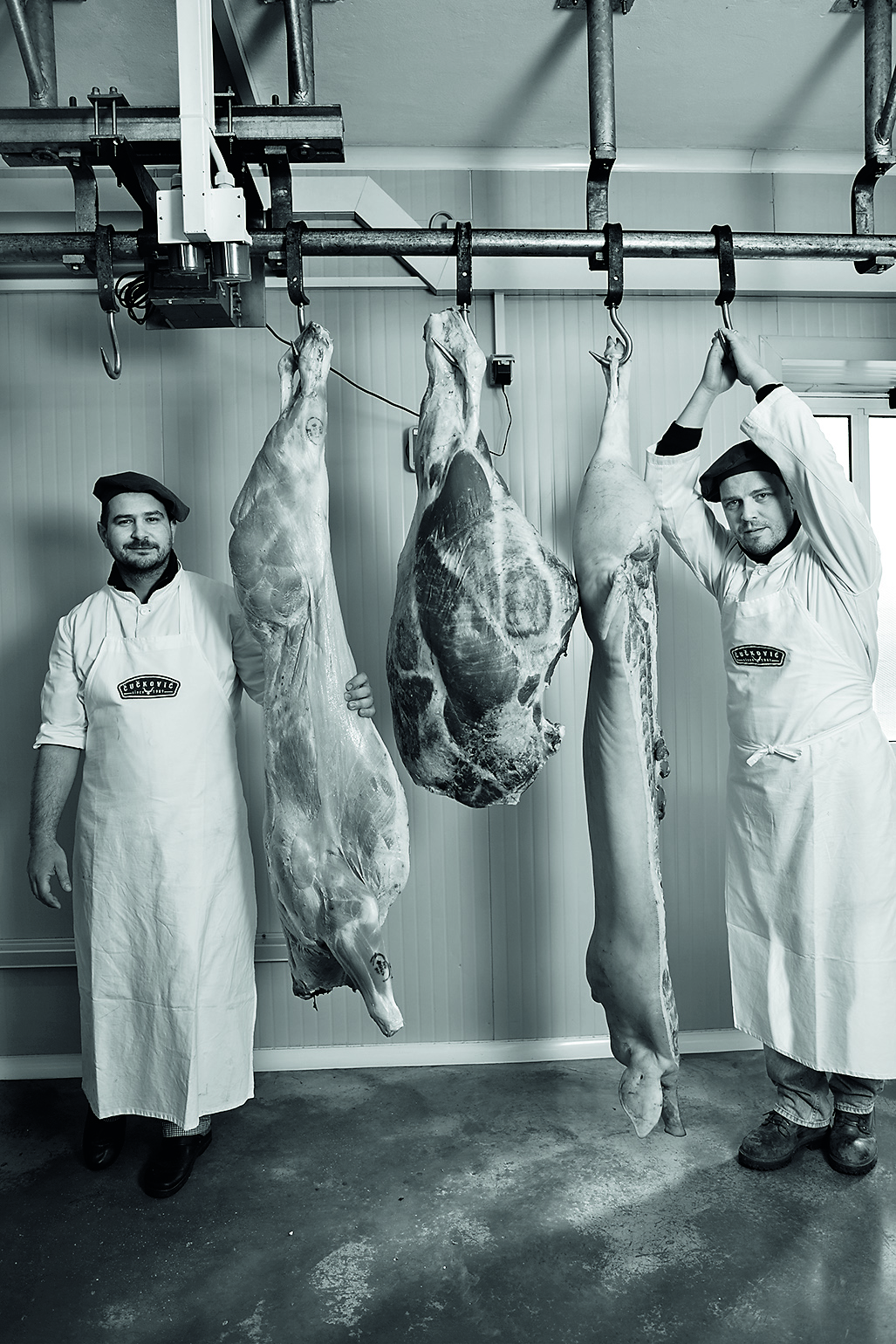 Rijeka, 210116.
Braca Danijel i Dejan Cuckovic vode jednu od najboljih mesnica u Hrvatskoj.
Imaju svoje uzgajivace mesa, poseban pristup obradi mesa i nacinu vodjenja mesarskog posla koji su naslijedili od oca Gligorija.
Foto: Berislava Picek/ CROPIX