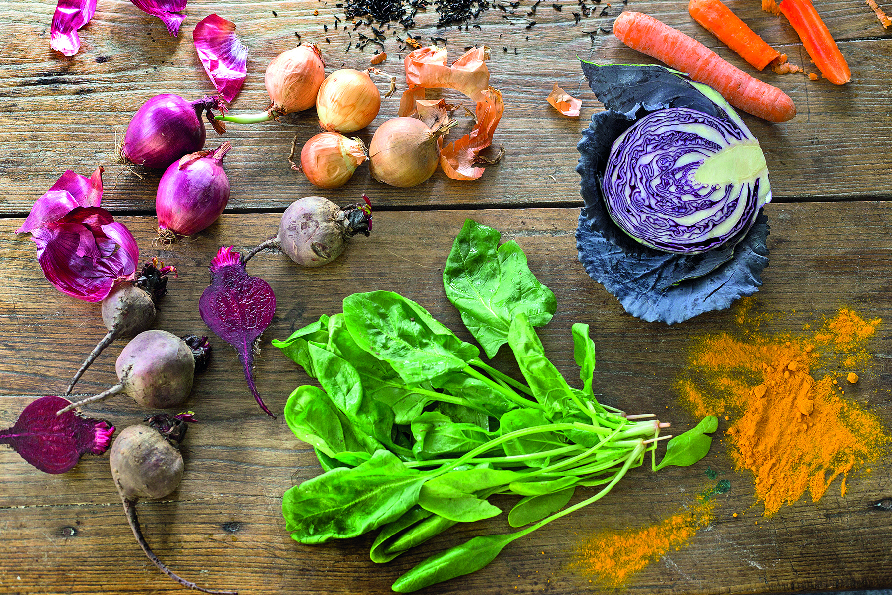 Zagreb, 230216.
Pisanice bojane hranom i zacinima; ciklom, crvenim kupusom, crvenim i smedjim lukom, lisnatim zelenim povrcem, kurkumom i crnim cajem.
Bojali smo kokosja domaca jaja, kupljena kokosja jaja, pacja i gusce jaje.
Foto: Berislava Picek/ CROPIX