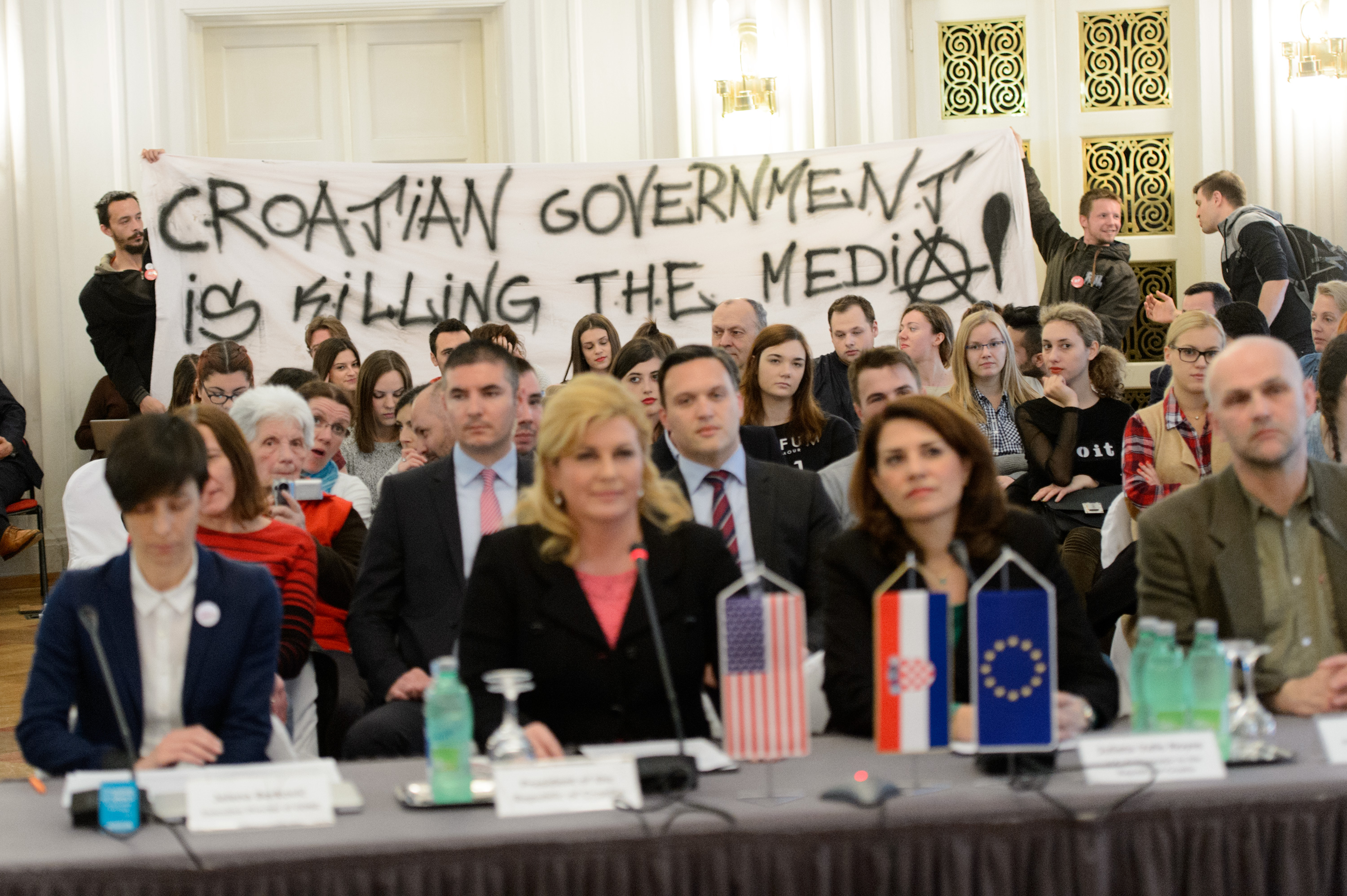 Videokonferenciju o slobodi medija i provjeravanju činjenica na kojoj je sudjelovala i predsjednica RH Kolinda Grabar Kitarović prekinuli su zvižducima i transparentom aktivisti Radničke fronte