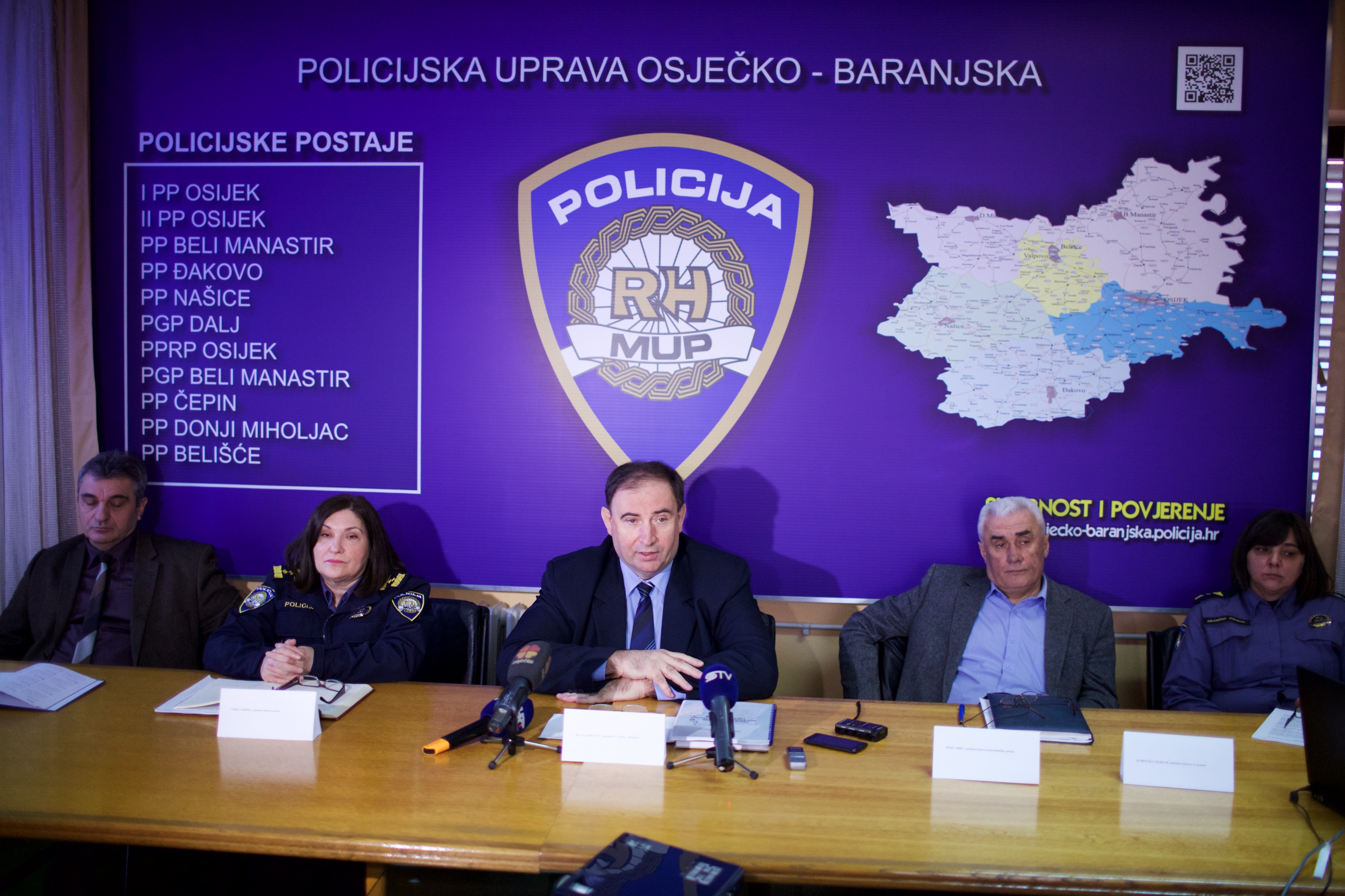 Načelnik PU Osječko baranjske Milan Baričević i načelnici sektora policije. (Foto: Vlado Kos / CROPIX)