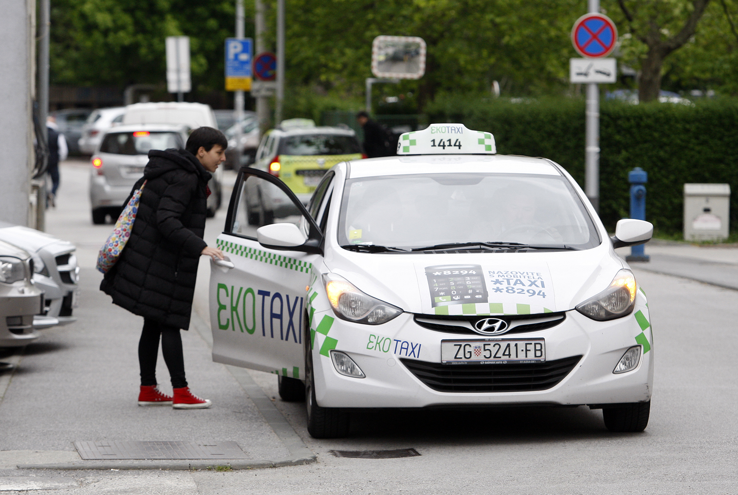Novinarka Jutarnjag lista Zrinka Korljan ulazi u vozilo Eko taxija