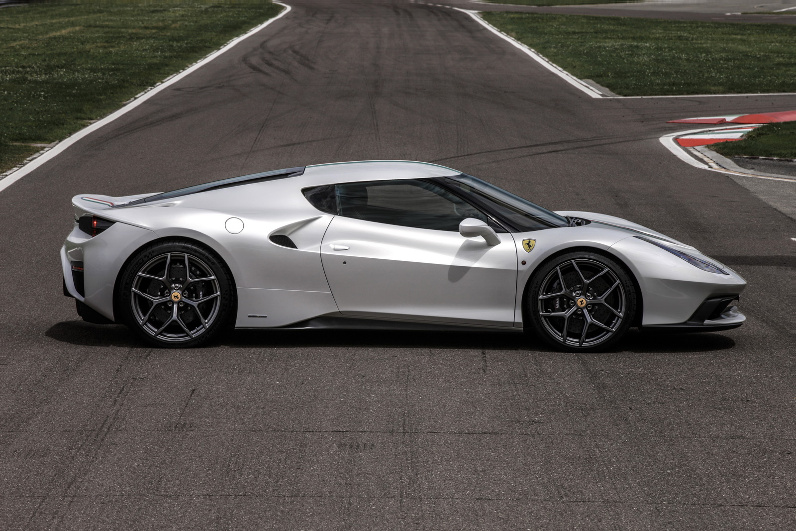 2016-ferrari-458-mm-speciale-4