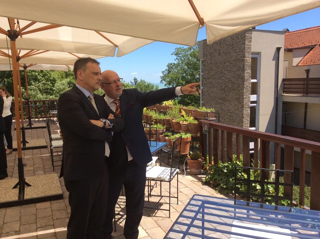 ecd5a331-c6d9-4eda-9e90-57a8b20df5fe_1