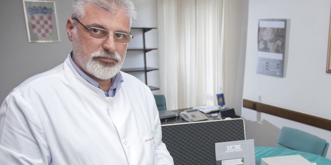 Split, 230413.Ravnateljstvo KBC-a Firule.Zamjenik ravnatelja doc. dr. Kolja Poljak i glavna sestra klinike Vesna Gospodnetic sa instrumentom za dijagnostiku i vadjenje stranih tijela bronha.Foto: Ante Cizmic / CROPIX