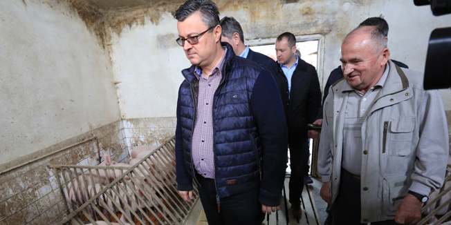 Vukovar, Komletinci, 010416.Tihomir Oreskovic predsjednik Vlade Republie Hrvatske svoj dvodnevni posjet Vukovarsko-srijemskoj zupaniji nastavio je posjetama Komletincima, Privlaci, Otoku i Cerni gdje je posjetio dva OPG-a i tvrtku Nexsus u Cerni. Na fotografiji:  predsjednik Vlade RH Tihomir Oreskovic u posjeti OPG Rajic-Komletinci.Foto: Vlado Kos / CROPIX