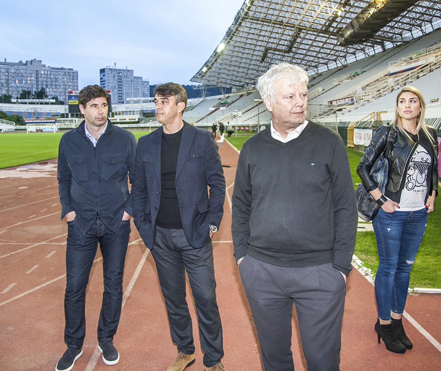 Split, 020416.Stadion Poljud.Povodom tragicne smrti Zana Ojdanica nekadasnjeg celnika Torcide, nekoliko tisuca navijaca okupilo se veceras na sjevernoj tribini stadiona odajucu pocast svom vodji.Na fotografiji: Goran Vucevic, Damir Buric i Marin Brbic.Foto: Vojko Basic / CROPIX