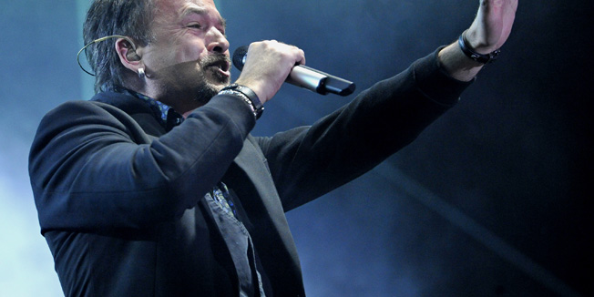 Zagreb, 020416. Trg bana Jelacica.Koncert Gibonnija uz gostovanje Olivera Dragojevica u sklopu kampanje Magenta, Hrvatskog telekoma.Foto: Srdjan Vrancic / CROPIX