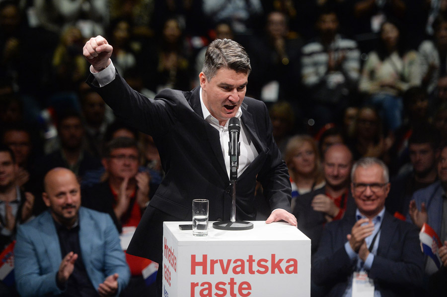 Zagreb, 260915. Dom sportova.Konvencija Socijaldemokratske partije Hrvatske (SDP). Na skupu pod nazivom Hrvatska raste govorio je predsjednik Vlade i SDP-a Zoran Milanovic, potpredsjednik Vlade, ministar regionalnoga razvoja i fondova EU Branko Grcic, potpredsjednica Vlade i ministrica socijalne politike i mladih Milanka Opacic te ministar financija Boris Lalovac.Na fotografiji: Zoran Milanovic.Foto: Goran Mehkek / CROPIX
