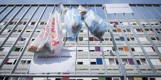 Zagreb, 030416.U naselju Novi Jelkovec osvanule su vjesalice dobrote na kojima ljudi ostavljaju hranu i odjecu za siromasne, kako ne bi morali prekapati po smecu. Za kuke su zaduzeni Marijana Matesic i njezin susjed Zijad.Foto: Neja Markicevic / CROPIX