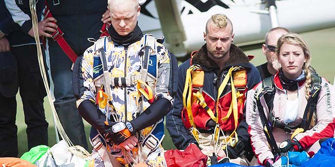 Sinj, 030416.Aerodrom Sinj.Padobranci su pocasnim skokom odali pocast jucer poginulom padobrancu Zanu Ojdanicu.Foto: Vojko Basic / CROPIX