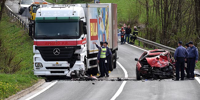 Slunj, 040416.U Donjem Niksicu kod Slunja na drzavnoj cesti D-1 oko 12 sati dogodila se prometna nesreca u kojoj je jedna osoba smrtno stradala. Poginuo je vozac osobnog automobila bosanskih registracijskih oznaka koji je u zavoju presao na suprotni trak i direktno se zabio u teretno vozilo daruvarskih registracija. Do 15 sati sav promet je bio zatvoren i odvijao se naizmjence makadamskim putem. Na fotografiji: Policija obavlja ocevid na mjestu prometne nesrece.Foto: Robert Fajt / CROPIX
