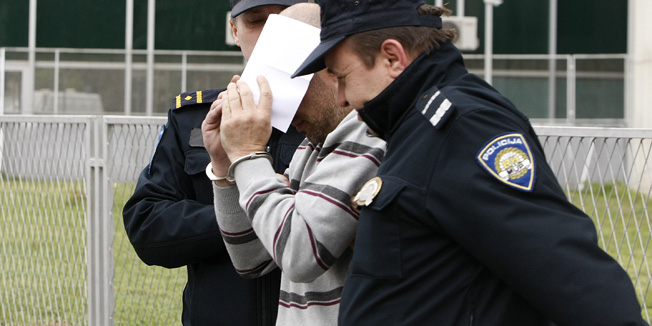 Zagreb, 270314.Savska 41.Zagrebacka policija danas je privela muskarca osumnjicenog za ubojstvo Silvane Nekic na Vrbiku.Optuzeni muskarac jutro je proveo na ispitivanju u Zupanijskom drzavnom odvjetnistvu.Na fotografiji: privodjenje osumnjicenog za ubojstvo nakon ispitivanja.Foto: Ronald Gorsic / CROPIX