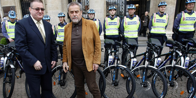 Zagreb, 060416.Trg bana Jelacica, Johan Franck.Prezentacija projekta Vozi za Zagreb ciji je cilj smanjenje koncentarcije ugljicnog dioksida u Zagrebu. Program Europski biciklisticki izazov pokrenuo je grad Bologna radi natjecanja Europskih gradova u svakodnevnom koristenju bicikala. Tom je prilikom gradonacelnik Zagreba Milan Bandic urucio bicikle za policiju grada Zagreba.Na fotografiji: Dubravko Teur i Milan bandic.Foto: Ranko Suvar / CROPIX