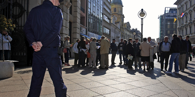 Rijeka, 090415.Danas ujutro pred zgradom Grada Rijeke okupili su se prosvjednici protiv Energa. Grupa prosvjednika pokusala je uci u Gradsku vijecnicu u namjeri da prisustvuju sjednici Gradskog vijeca na kojoj se danas rjesava problematika Energovog modela naplate centralnog grijanja. Policija je sprijecila njihov ulazak i cuvala vrata zgrade.Foto: Davor Zunic / CROPIX