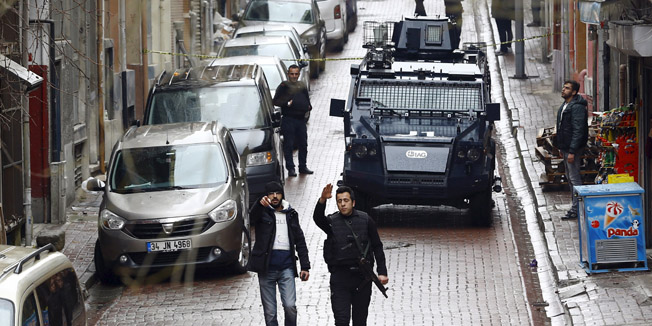 Members of Turkish police special forces conduct a search operation following an attack at the entrance to a police station in Bayrampasa district of Istanbul, Turkey March 3, 2016. REUTERS/Murad Sezer  - RTS94BI