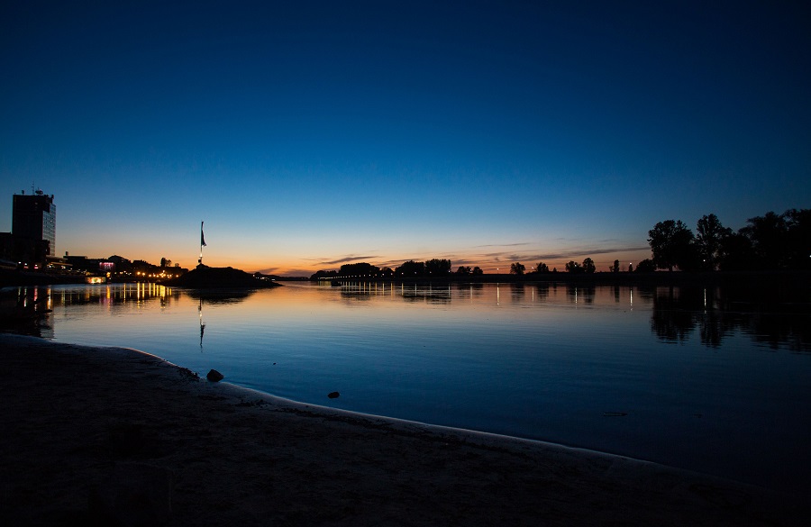 Osijek, 160416.Brojni Osjecani uzivali su predivnom zalasku sunca i pogledu na panoramu grada sa pjesackog mosta na Dravi.Foto: Emica Elvedji / CROPIX
