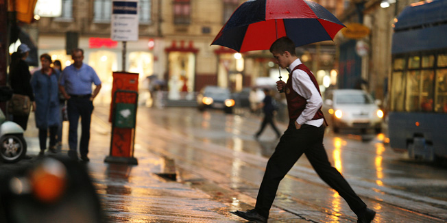 zagreb 280507frankopanska ulicacudljivo vrijememladi konobar prelazi ulicu dok je vani pao iznenadni pljusak . na srecu imao je kisobran uza sebe / vrijeme , kisa , kisobran , ulica , grad , gradskafoto elvir tabakovic / CROPIX-zag-