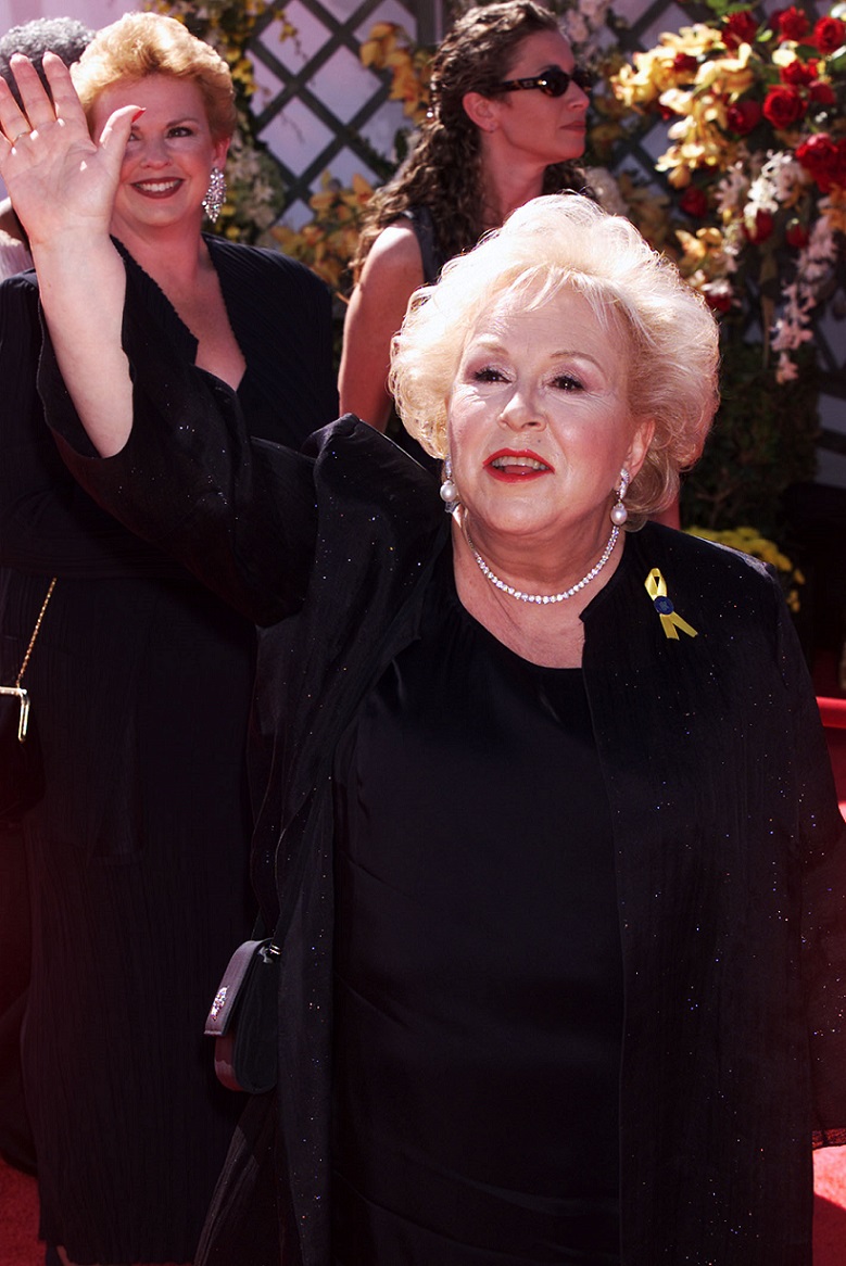 Doris Roberts of CBS' 'Everybody Loves Raymond' arrives at the 52nd Annual Primetime Emmy Awards at the Shrine Auditorium in Los Angeles on Sunday, September 10, 2000.  Photo credit: Scott Gries/Getty Images