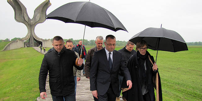 Sisak, Jasenovac, 190416.Ministar kulture Zlatan Hasanbegovic posjetio je spomen podrucje Jasenovac, kao prvi hrvatski ministar kulture u sluzbenom posjetu ovom spomen podrucju. Na fotografiji: Ministar Hasanbegovic i ravnateljica Spomen podrucja Natasa Jovicic pred spomenikom Cvijet.Foto: Mate Piskor / CROPIX                       