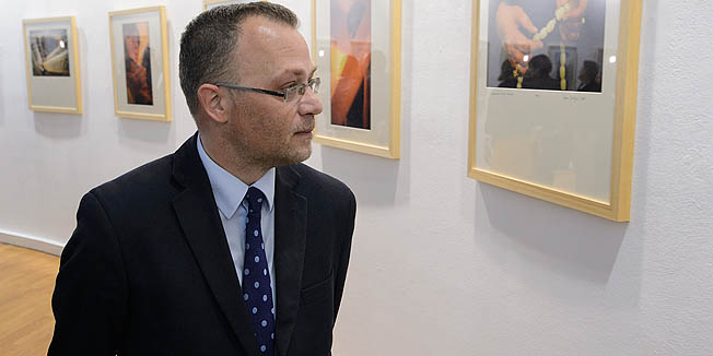 Zagreb, 200416. Trg zrtava fasizma.Dom HDLU.Izlozba fotografija Zorana Filipovica Zagrebacka dzamija koja se otvorila  u Galeriji PM Hrvatskoga drustva likovnih umjetnika u povodu 100. obljetnice priznanja ravnopravnosti Islama u Hrvatskoj. Izlozbu je otvorio ministar kulture Zlatko Hasanbegovic i Ivo Banac.Na fotografiji: Zlatko Hasanbegovic.Foto: Goran Mehkek / CROPIX