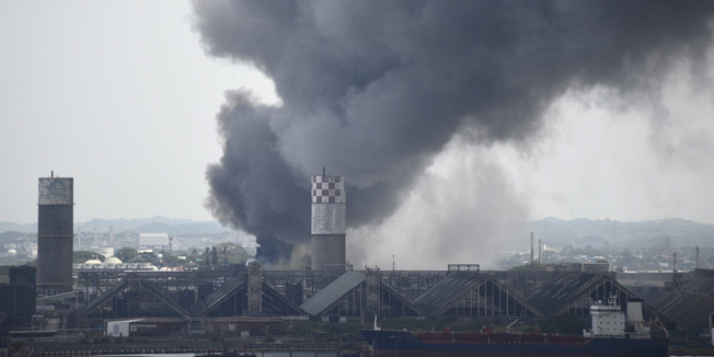 Smoke rises from the explosion site at Mexican national oil company Pemex's Pajaritos petrochemical complex in Coatzacoalcos, Veracruz state, Mexico, April 20, 2016. REUTERS/Angel Hernandez  FOR EDITORIAL USE ONLY. NO RESALES. NO ARCHIVE
