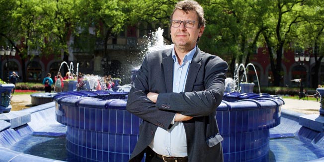 Subotica, Srbija, 200416.Reportaza s vojvodjanskim hrvatima uoci sveopcih izbora koji se u nedjelju odrzavaju u Srbiji.Celnici hrvatske manjine u Srbiji tvrde da su Hrvati obespravljeni i politicki marginalizirani za razliku od Srba u Hrvatskoj.Na fotografiji: Tomislav Zigmanov predsjednik DSHV-Demokratski savez Hrvata Vojvodine.Foto: Vlado Kos / CROPIX