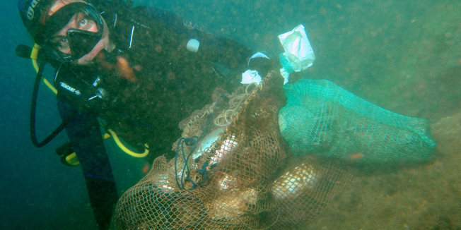 Komiza, 240416. Dvodnevna eko akcija Think green u organizaciji Ronilackog kluba Roniti se mora, National geographica i Turisticke zajednice grada Komize okupila je vise od cedrdeset ronioca. Oni su uz potporu Nautickog centra i ronilackih centara Manta, B-24 i Issa cistili lokacije u komiskoj vali. Sponzor projekta je bila tvrtka za sakupljanje sirovina i otpada C.I.O.S. Najzagadjenija je sama komiska luka u kojoj je izvuceno, izmedju ostalog i vise desetaka guma.Foto: Srdjan Vrancic / CROPIX