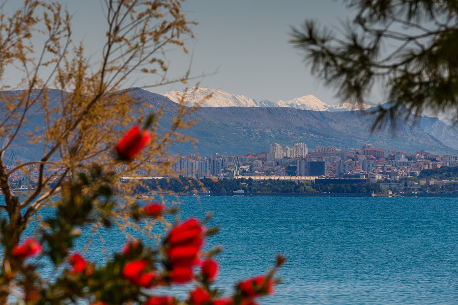 Kastela, 260416. Nakon sto je jucer na vecim planinama u Dalmaciji pao snijeg, tjekom danasnjeg dana snijeg se i dalje zadrzao na visinama iznad 1000m/nm. Jutros na najvisem vrhu Biokova sv. Jure izmjereno je -9C.Na fotografiji: Pogled na Bikovo.Foto: Zvonimir Barisin / CROPIX