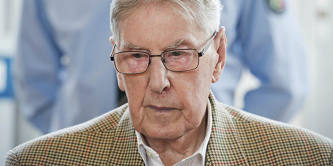Defendant Reinhold Hanning, a 94-year-old former guard at Auschwitz death camp, sits in a courtroom before the continuation of his trial in Detmold, Germany, April 28, 2016. REUTERS/Bernd Thissen/Pool