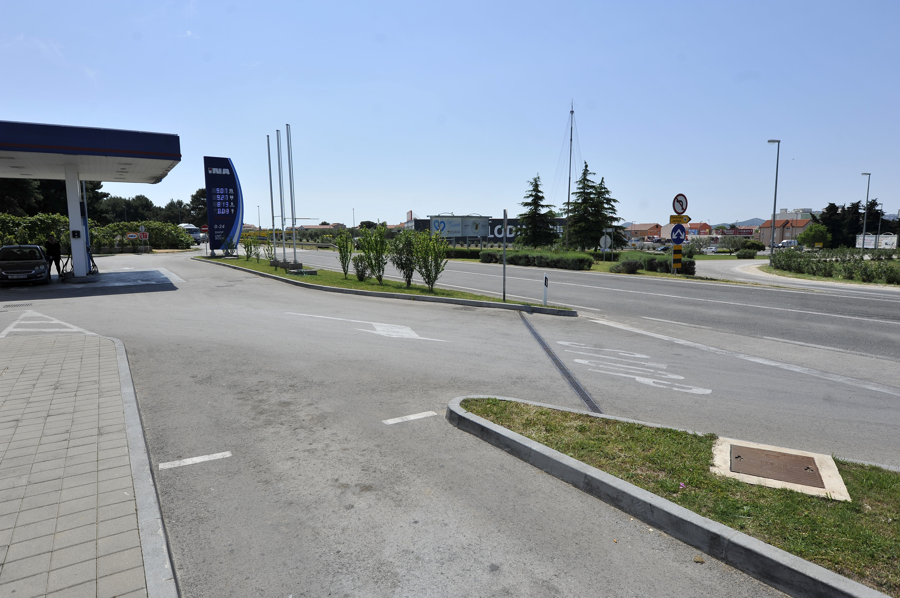 Na ulazu u Biograd dogodila teška prometna nesreća u kojoj je jedna osoba smrtno stradala.
Na fotografiji: mjesto nesreće
