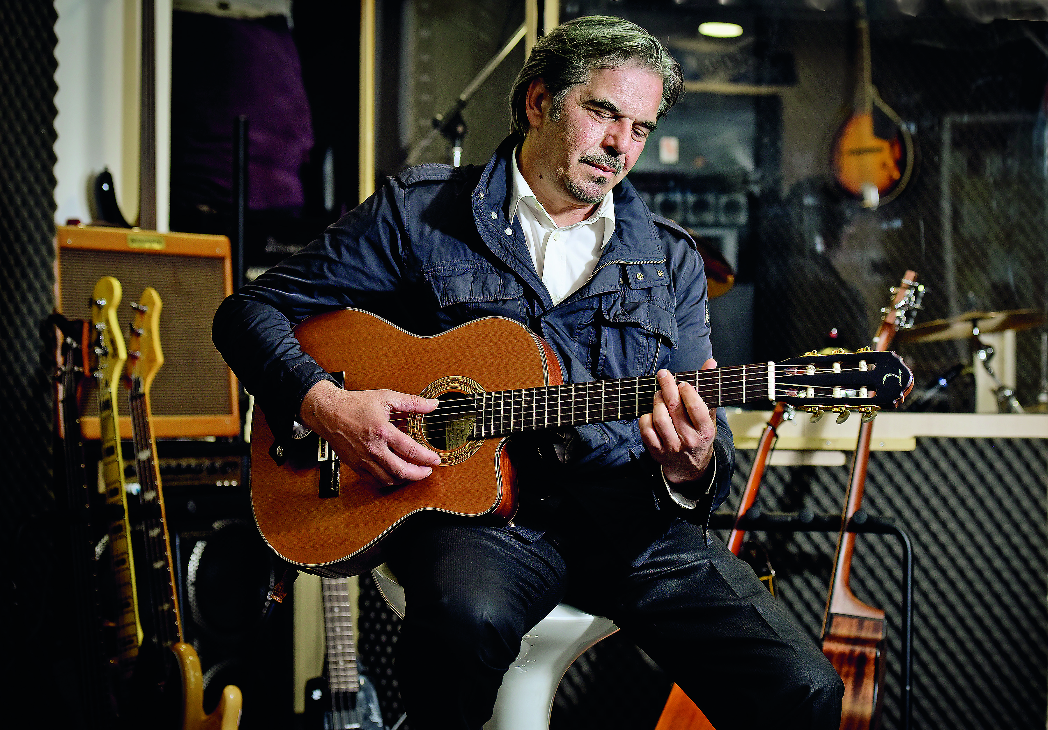 Zagreb, 220416. 
Glazbenik Davor Radolfi slavi 30 godina karijere snimljen u kaficu Retro.
Foto: Sandra Simunovic / CROPIX