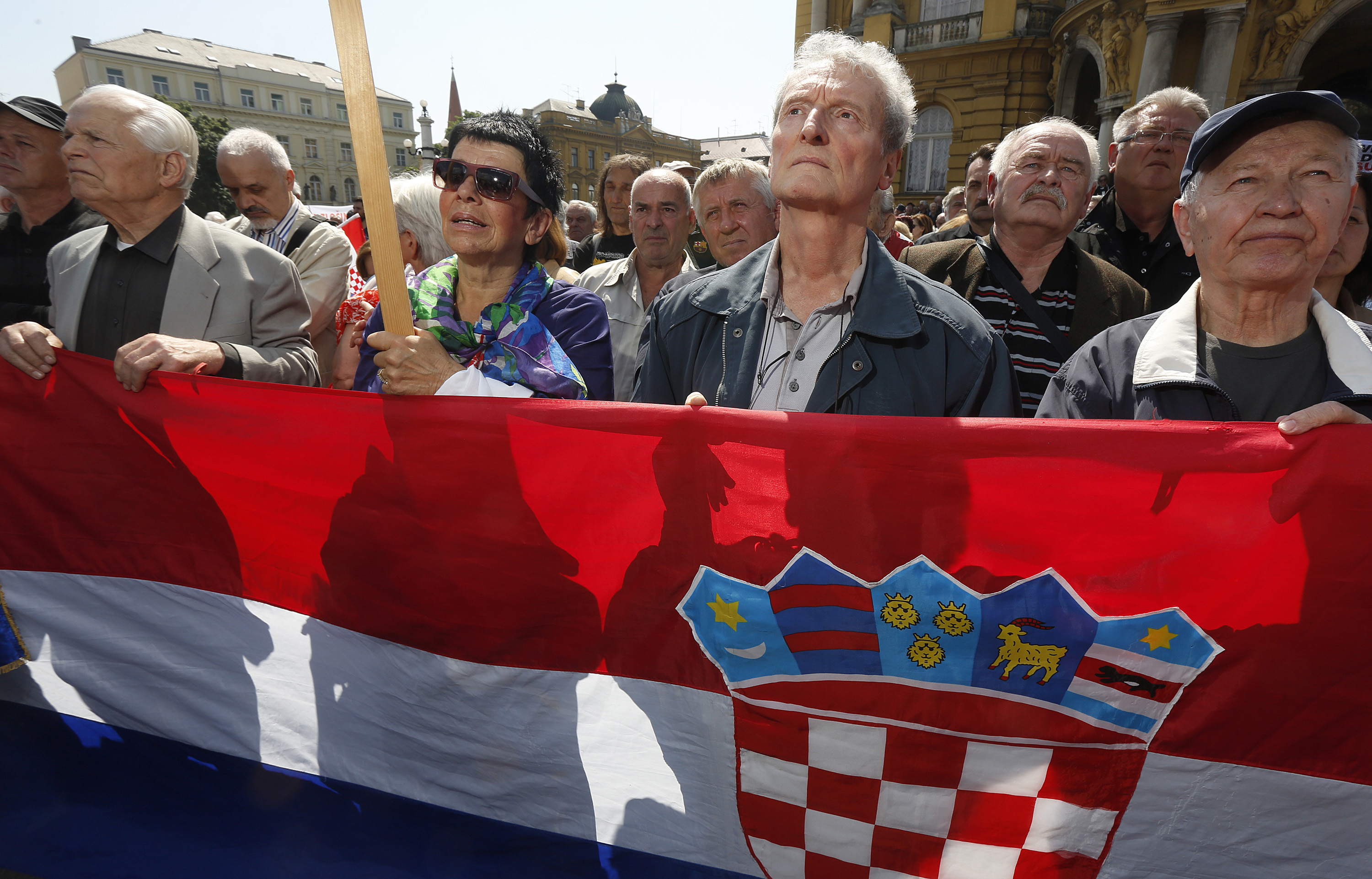 Zagreb, 070516.
Trg marsala Tita.
Gradjanska inicijativa Krug za Trg organizirala je 10. prosvjed pod nazivom Maknimo simbole zlocina iz javnog prostora - maknimo marsala Tita iz Zagreba i Hrvatske.
Foto: Damjan Tadic / CROPIX