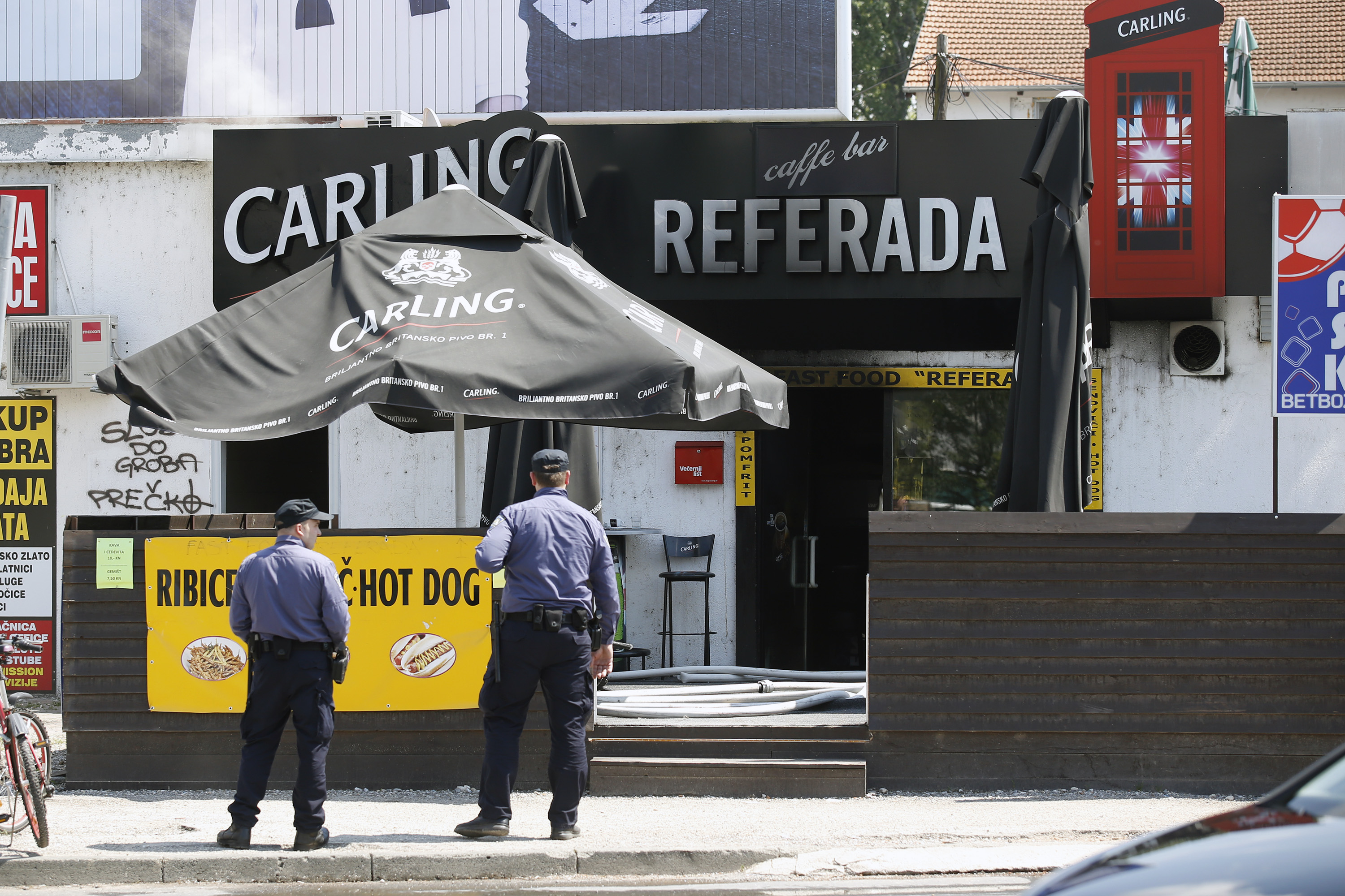 U popodnevnim satima u pečenjari Referada izbio je požar. Vatrogasci i policija osiguravaju područje požara.