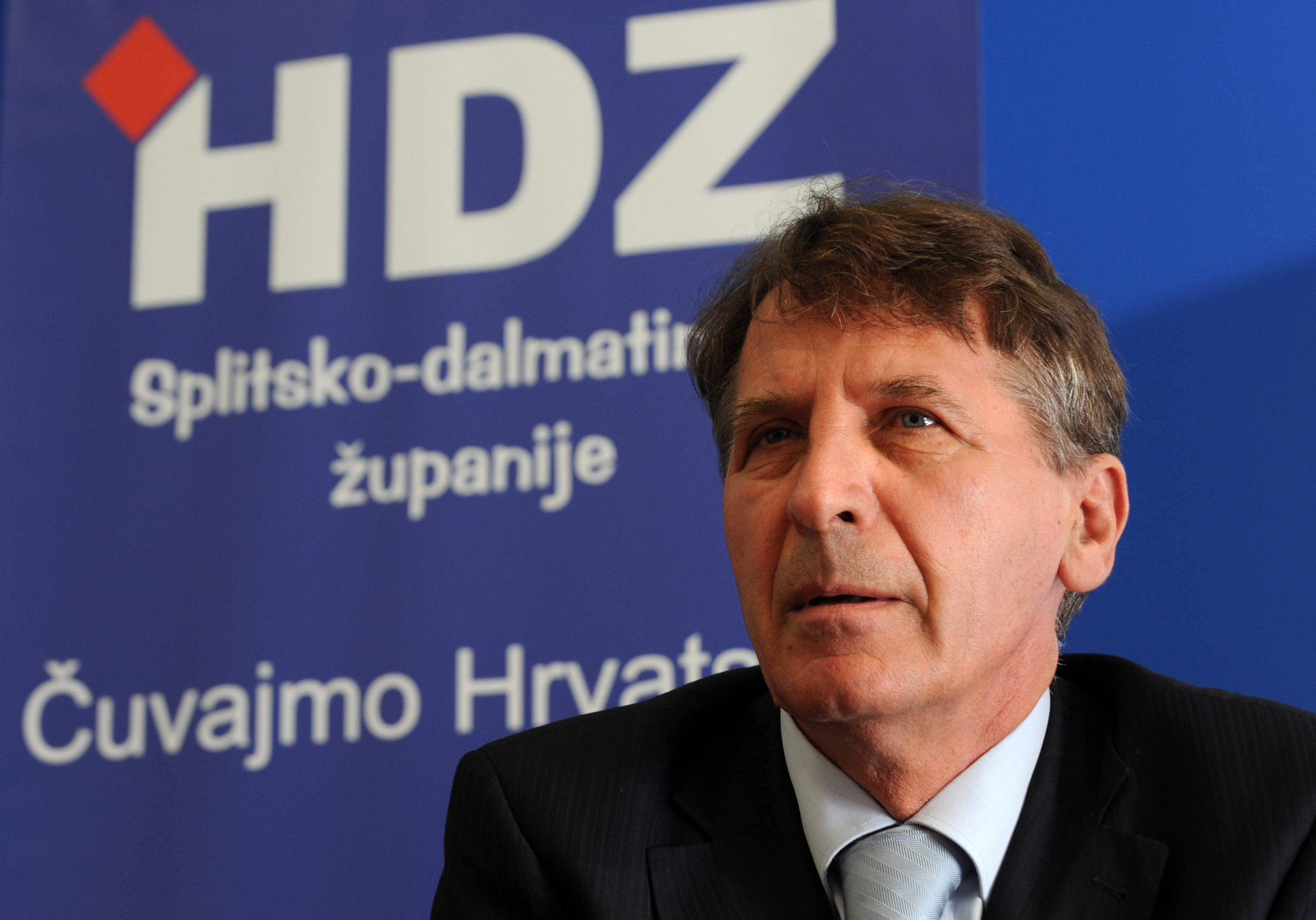 Split, 101111.
Press konferencija zupanijskog HDZ-a povodom koalicije za predstojece parlamentarne izbore izmedju HDZ-a i Kerumovog HGS-a u 9. i 10. izbornoj jedinici.
Na slici: Dujomir Marasovic predsjednik gradskog HDZ-a.
Foto: Paun Paunovic / CROPIX



