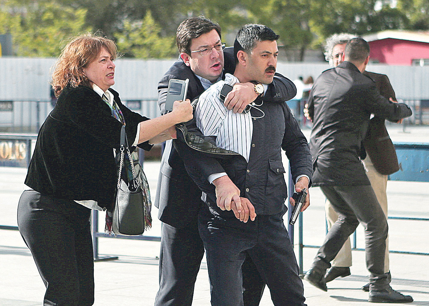 Na turskog urednika Dündara pucao je čovjek uz povik: ‘Izdajico domovine!’