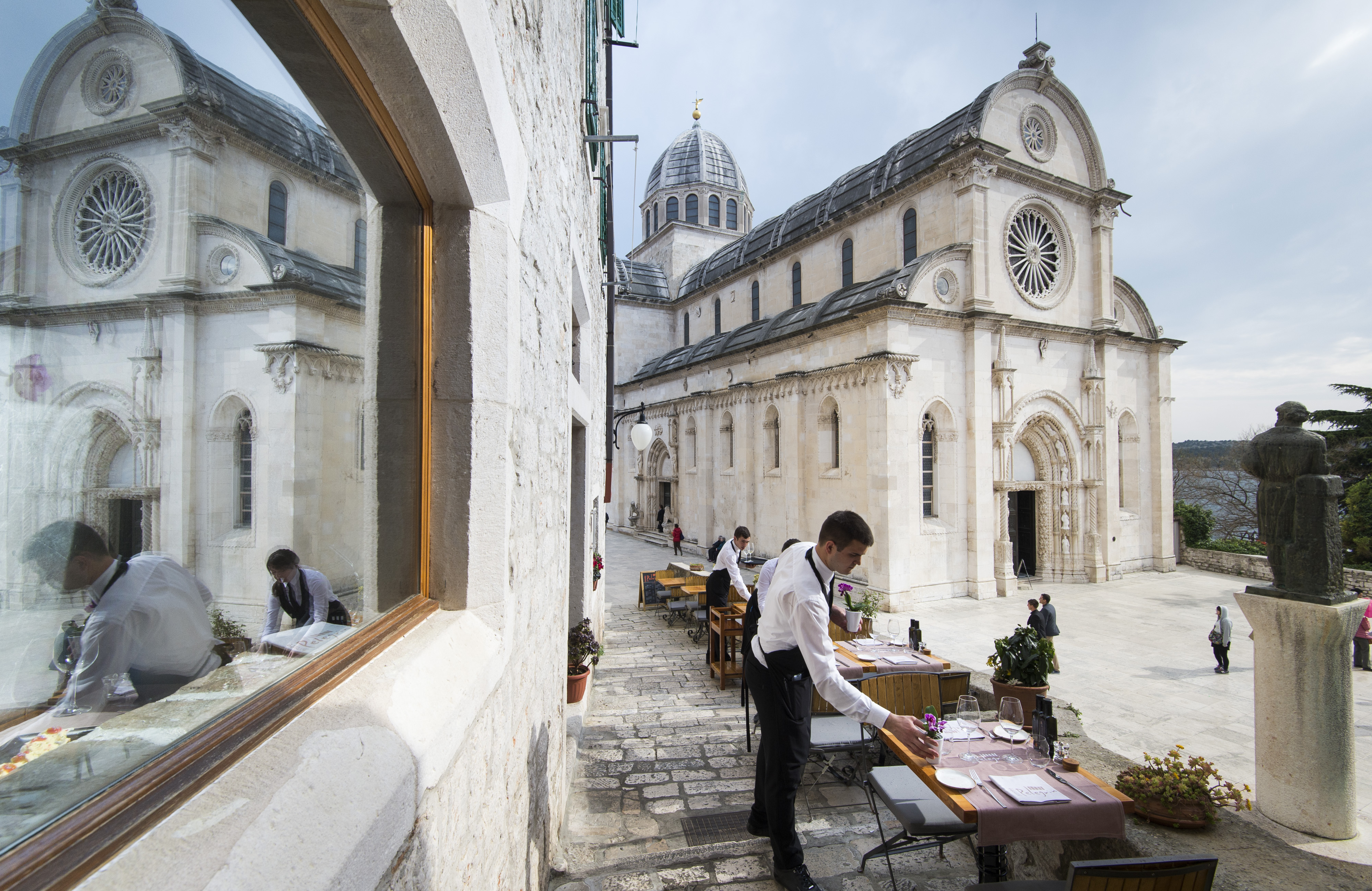 Konoba Pelegrini nalazi se uz šibensku katedralu sv. Jakova.
