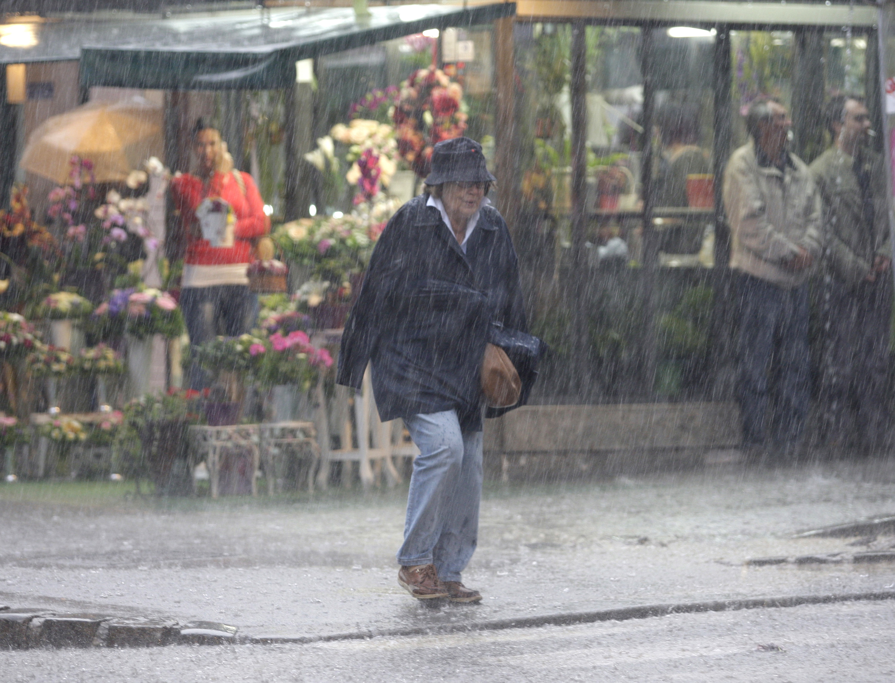 Zagreb, 210512.
Zagrepcane je u predvecernjim satima rashladio pravi proljetni pljusak.Veca kolicina kise koja je pala u kratkom vremenu, iznenadila je dio gradjana, dok su neki ipak bili spremni i otvorili svoje kisobrane.
Foto: Nenad Dugi / CROPIX