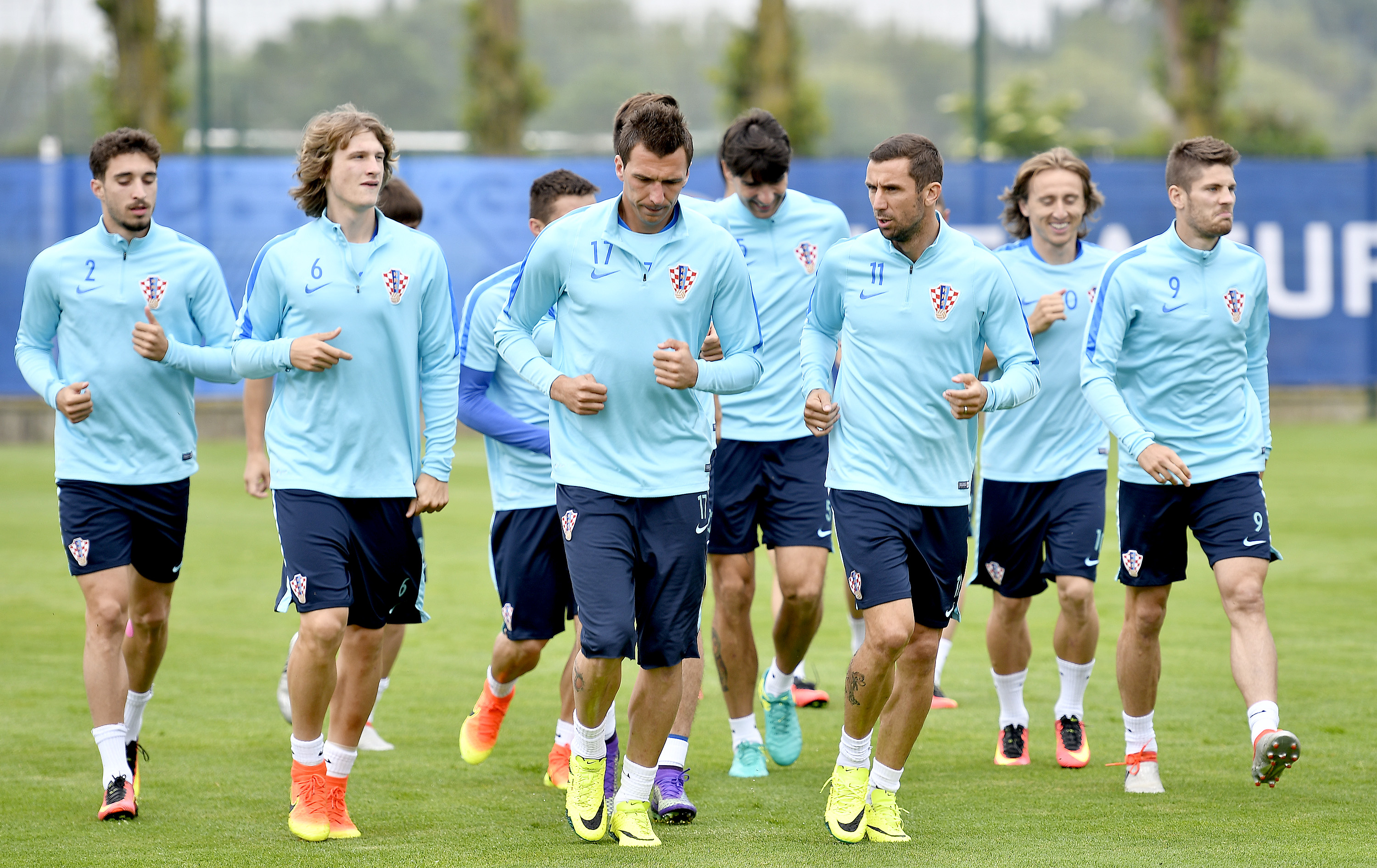 Tin Jedvaj (drugi slijeva) snimljen na jednom od treninga hrvatske reprezentacije